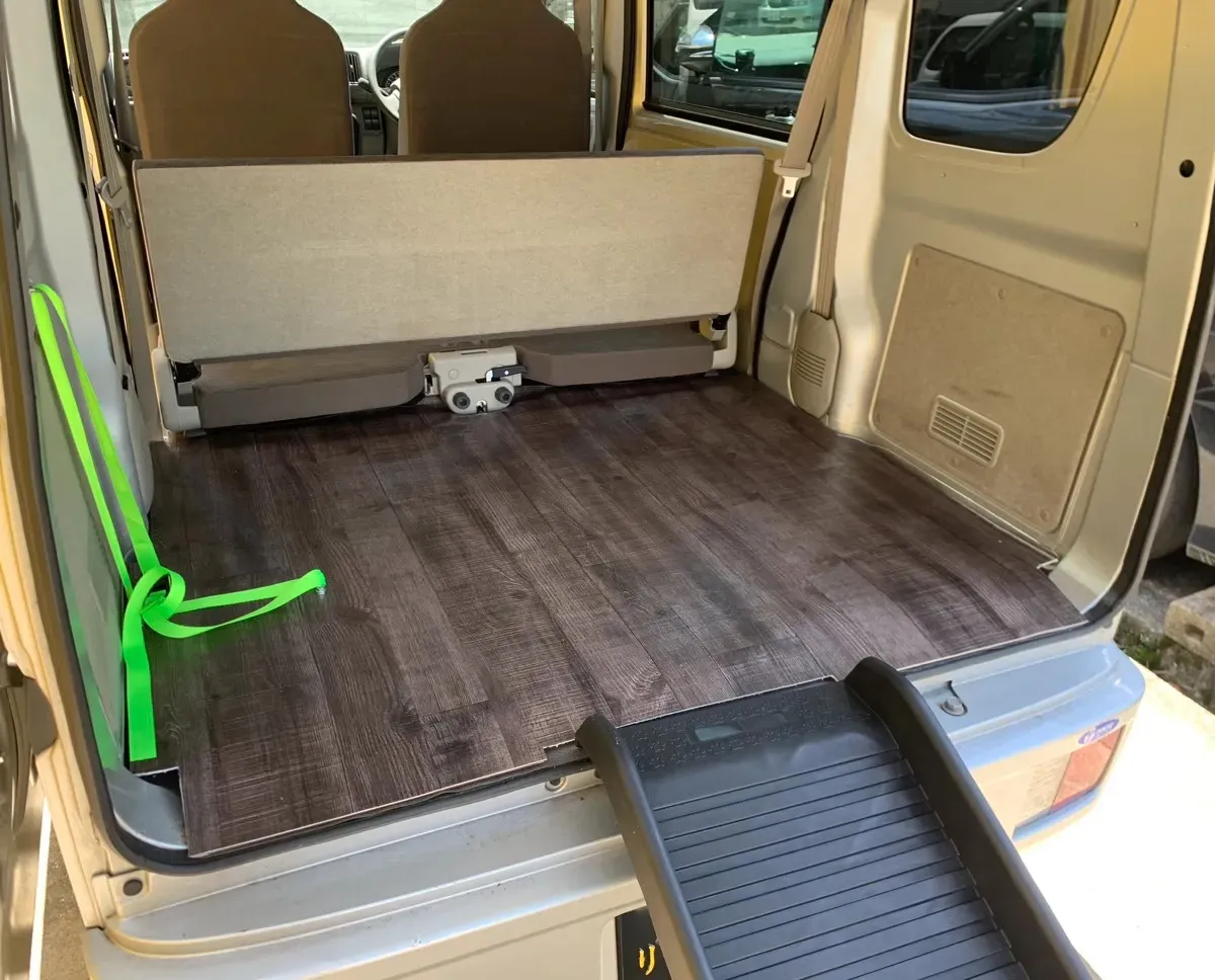 スロープが設置されているので安心して乗車可能です。